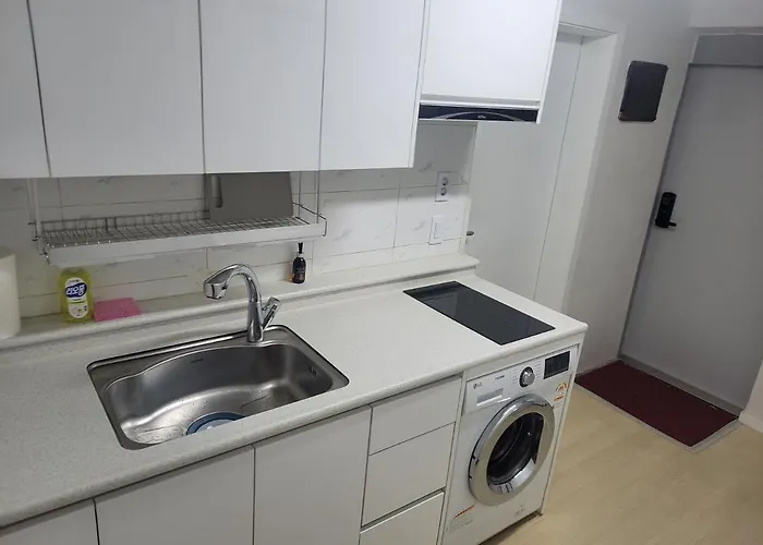 Apartment Newly Renovated 2 Bedroom #7 *